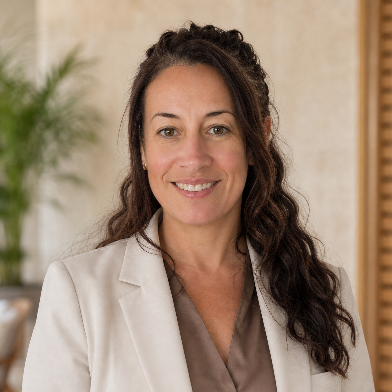 Portrait of Anne Capblancq, Pérez Real Estate agent, wearing an ivory jacket