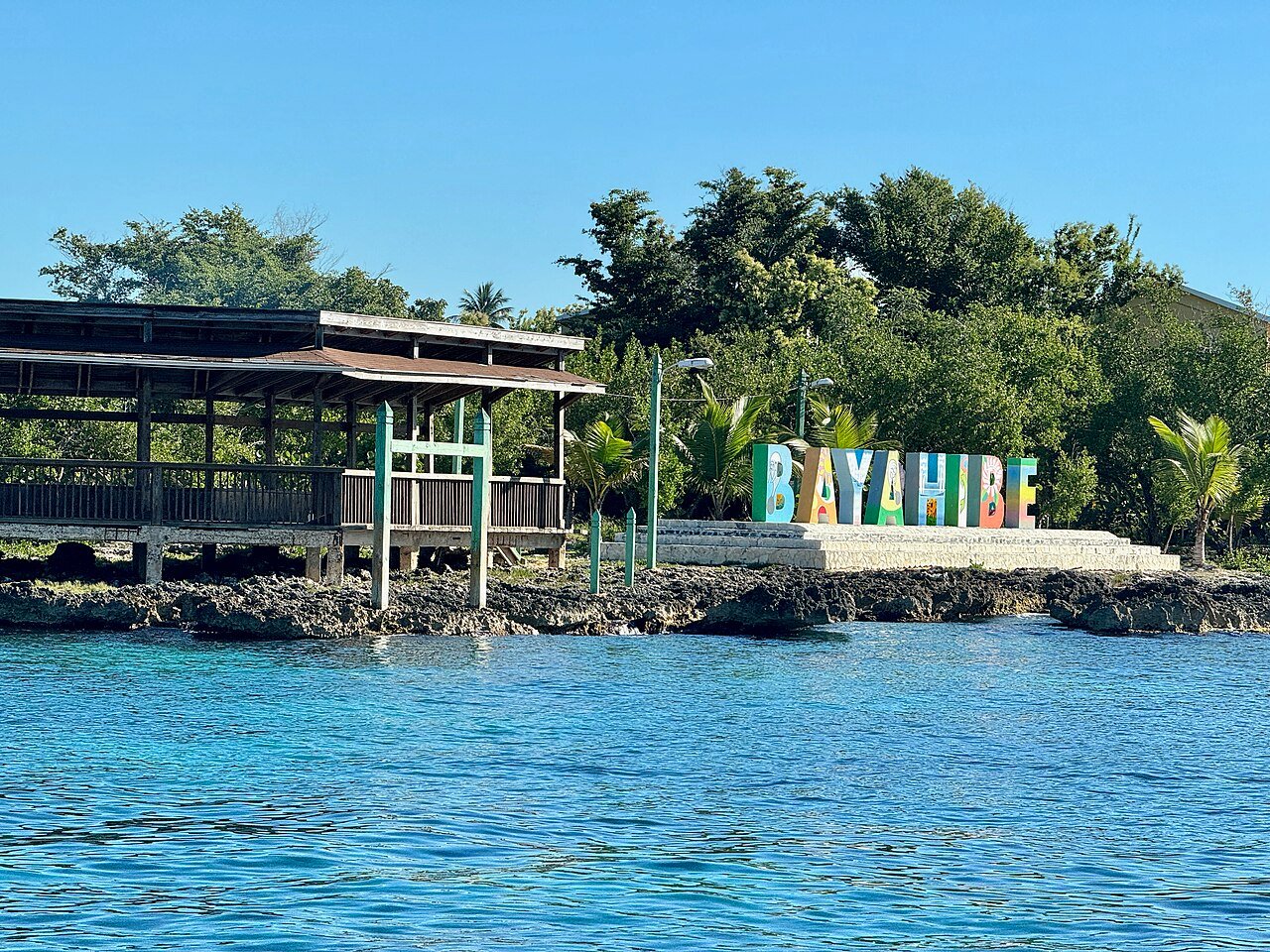 Letras Bayahibe y un pabellón frente al mar