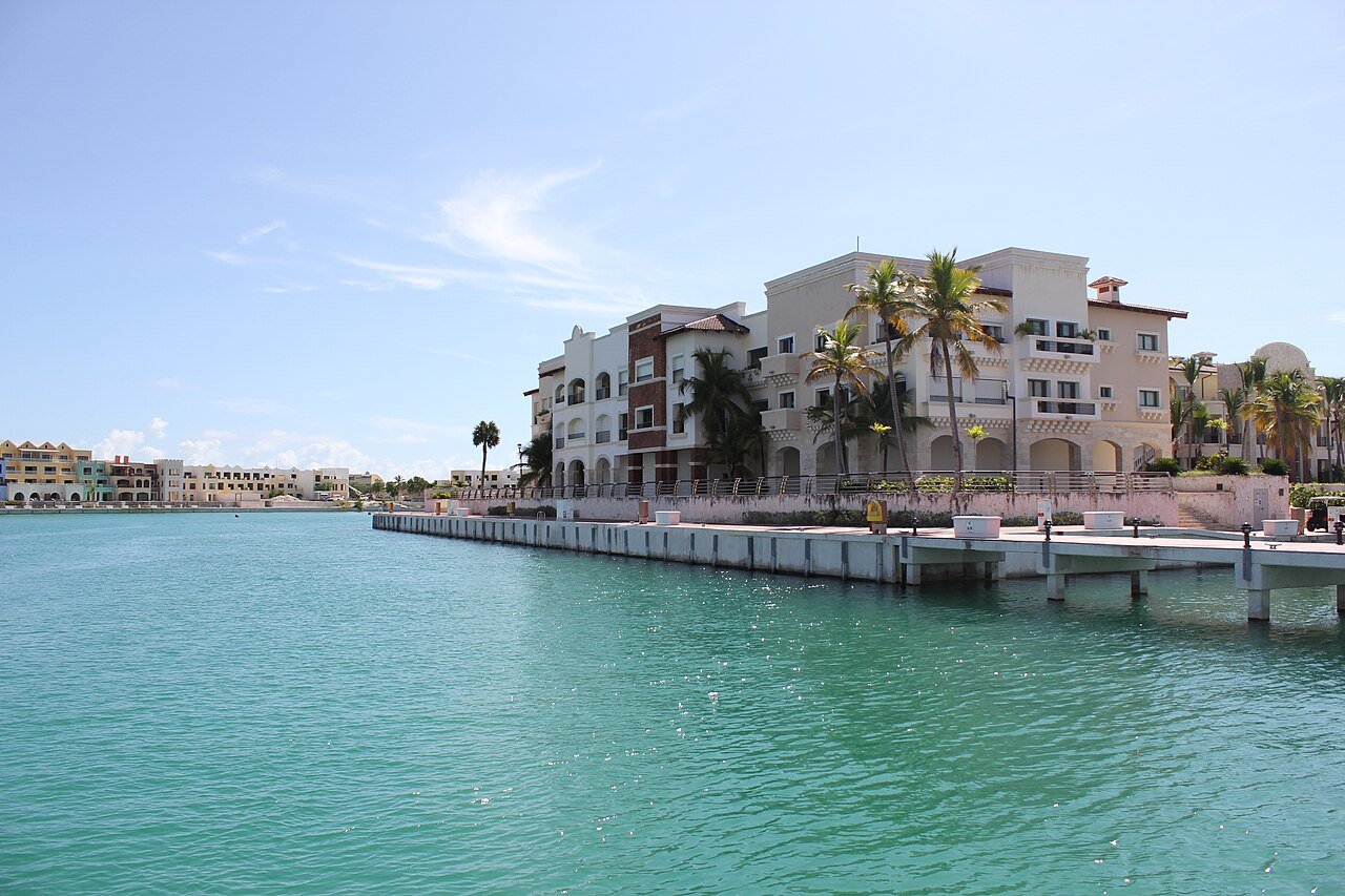 Résidences et palmiers au bord de la marina de Cap Cana