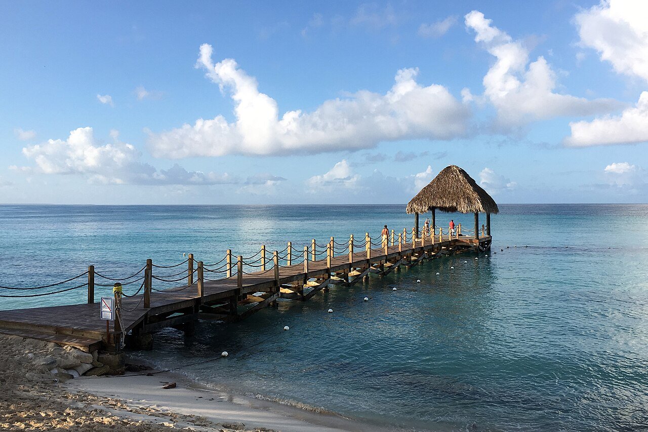Ponton en bois sur une mer bleue à Dominicus